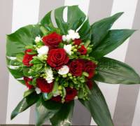 Bouquet con rose rosse e fresia