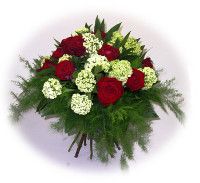 bouquet di rose rosse e viburnum
