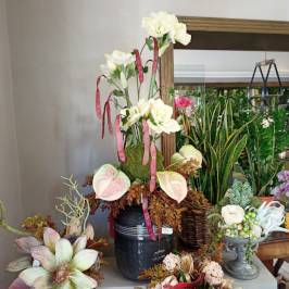Composizone fiori artificiali d'arredo sul bianco e rosa
