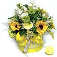 Composizione di fiori sul giallo in scatola sul giallo