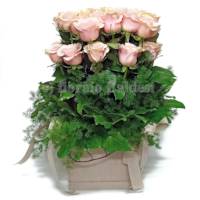 Rose rosa confezionate in scatola decorativa grigia