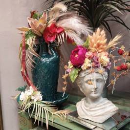 Composizioni floreali con fiori artificiali in vasi decorativi
