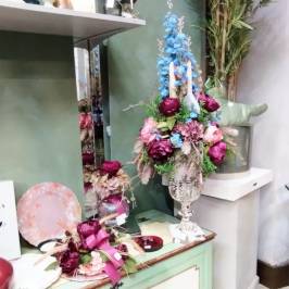 Composizioni su oggettistica d'arredo con fiori artificiali sul rosa bordò
