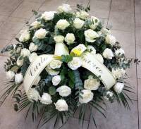 cuscino funebre di rose bianche con foglie e verdi decorativi