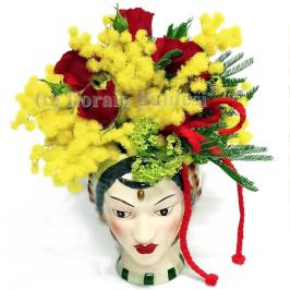 Confezione in vaso a forma di testa decorata con mimosa per Festa della Dobnna
