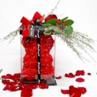 Orsetto di rose rosse artificiali confezionato con rose rosse recise