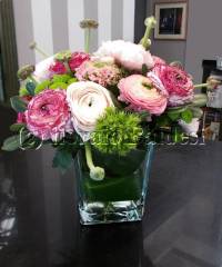 Composizione di fiori recisi in vaso di vetro