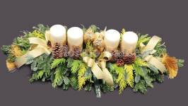 centrotavola natalizio di abete con ceri, pine, verdi e elementi decorativi