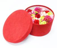 Scatola rotonda rossa vellutata con fiori recisi