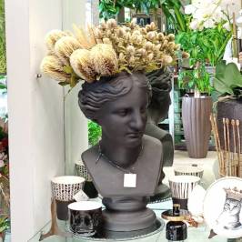 Vaso decorativo a forma di testa nera satinata con fiori chiari