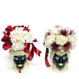 Teste di ceramica crema/nero decorate con fiori artificiali