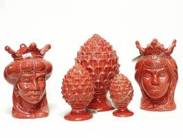 serie di oggettistica decorativa in ceramica sul rosso di nuova tendenza