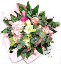 bouquet fiori freschi con rose, ortensie e foglie di eucalipto e altro
