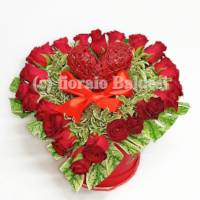 Composizione di rose rosse a forma di cuore in scatola decorativa per San valentino