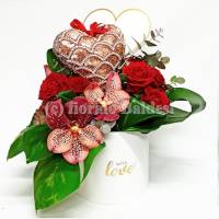 Composizione con rose rosse e orchidee in scatola bianca decorativa per San valentino