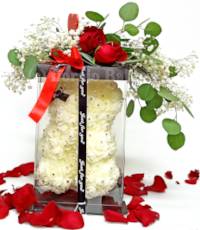 Orsetto di rose bianche artificiali confezionato con rose rosse recise