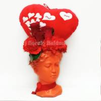 Vaso d'arredo a forma di testa decorativa con rose rosse, fiori e cuore San valentino