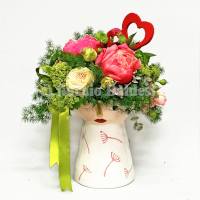 Vaso a forma di Frida con peonie e altri fiori