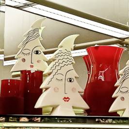 alberello natalizio decorativo di ceramica e vasi d'arredo rossi
