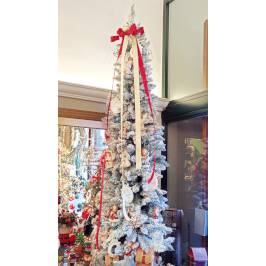 albero di Natale decorato con oggettistica natalizia