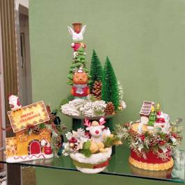 composizioni natalizie con oggettistica d'arredo stile biscotto