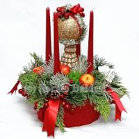 Centrotavola natalizio con abete fresco, malù, candele rosse e decorazioni varie