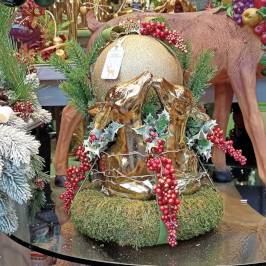 composizione natalizia con cervi oro e sfera su base di borraccino