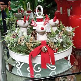 composizione natalizia su base circolare con statuette natalizie di ceramica