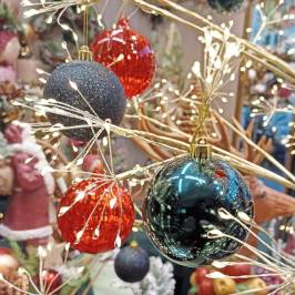palle decorative rosso e ottanio per albero di Natale