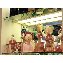statuette di ceramica natalizie d'arredo sul rosa adatte anche a composizioni