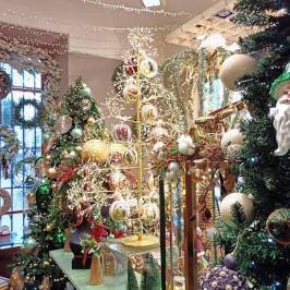 vetrina fiori artificiali e oggettistica d'arredo natalizia